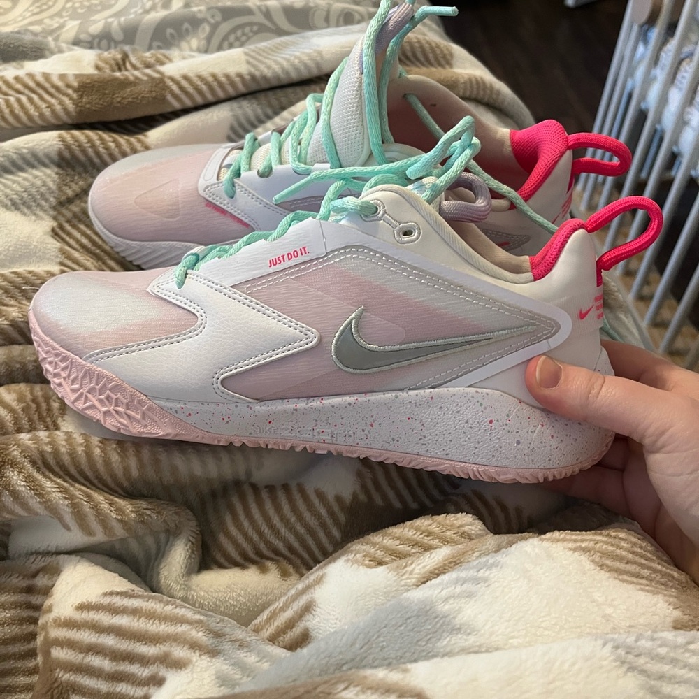 Nike Women’s Hyperace 3 SE White and Pink Volkeyball Shoes